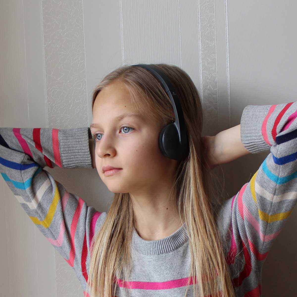 Mädchen hört Sternenschweif mit Kopfhörerern